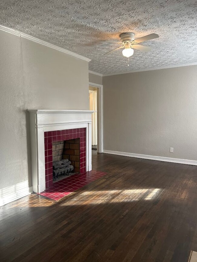 Building Photo - 3 Bed and 2 Bath in Atlanta with a Bonus R...