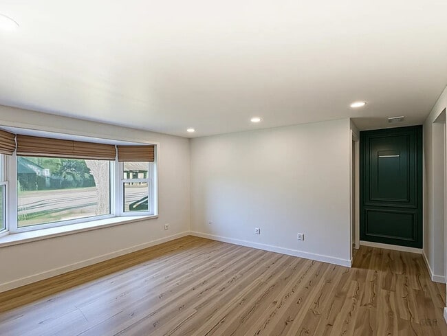 Building Photo - 20901 Catalpa St