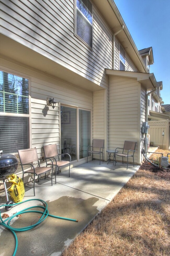Building Photo - Beautiful 3 Bedroom/ 2.5 Bath Townhome in ...