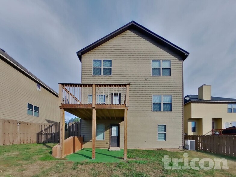 Building Photo - 744 Effendi Pl