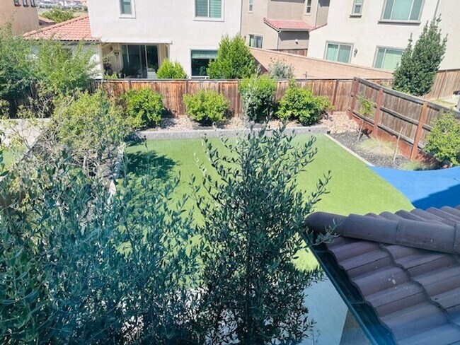 Building Photo - $2,395 Tesoro Viejo Gorgeous 2 Bed + Offic...