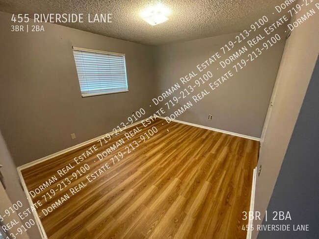 Building Photo - 455 Riverside Ln