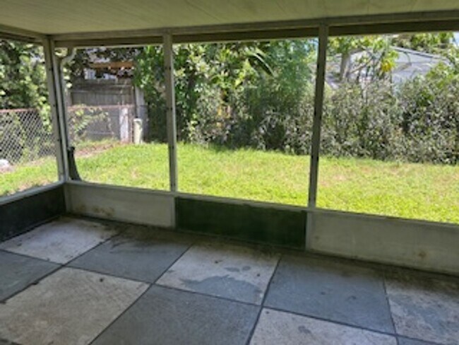 Building Photo - AVAILABLE NOW!!  Well maintained 2/2 in a ...