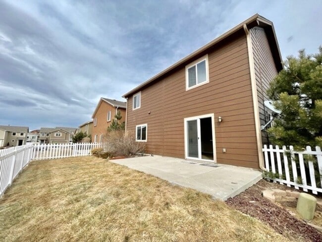 Building Photo - 2 Story Home with 3 Bed, 2.5 Bath, 2 Car G...