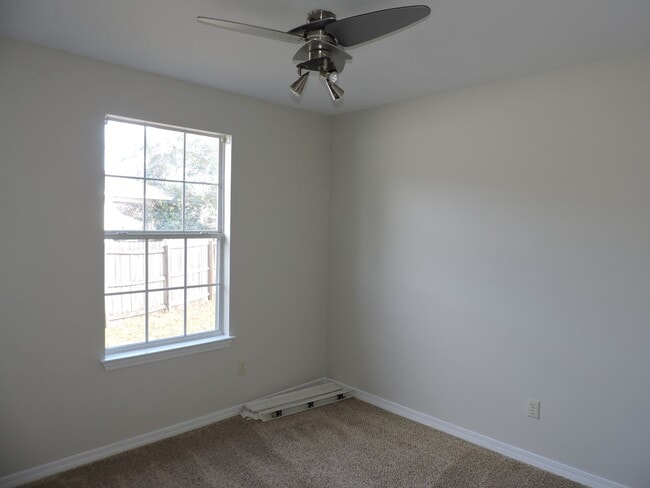 Building Photo - Convenient to NAS & Corry!