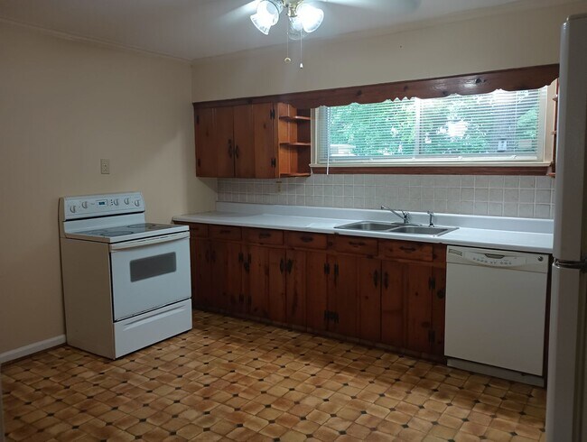 Building Photo - Don't Miss this 2 bedroom with Garage, Lar...