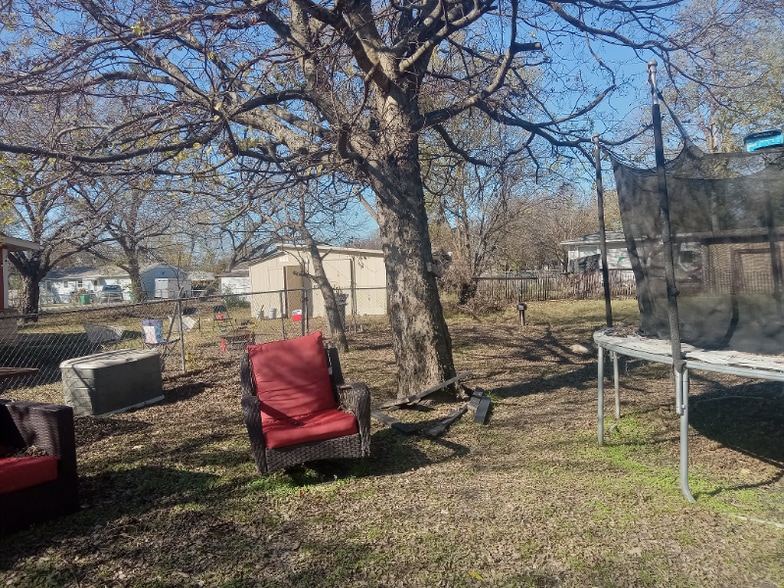 Building Photo - 703 E 10th St