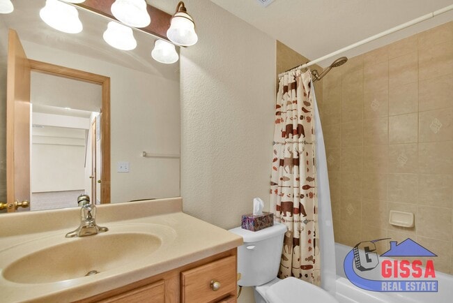 Building Photo - Beautiful home with 4 BR, 3.5 BA, 2 CAR wi...