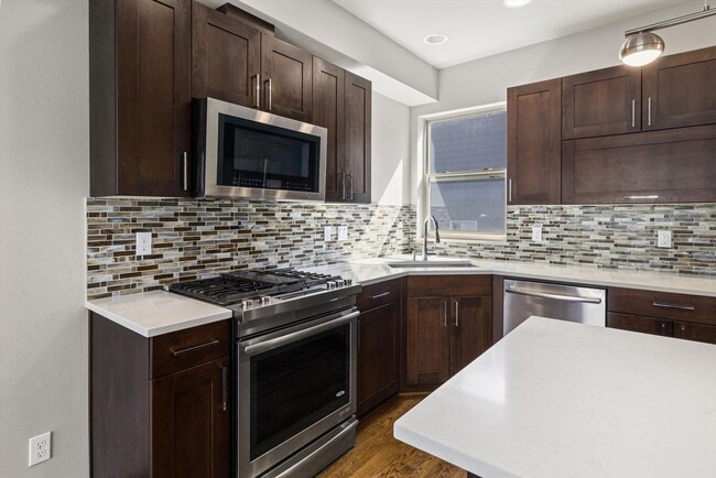 Building Photo - LUXURY MAGNOLIA 3 BED TOWNHOME FOR RENT W ...