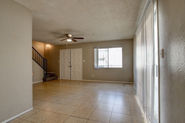 Building Photo - Wonderful Townhome centrally located.  Kit...