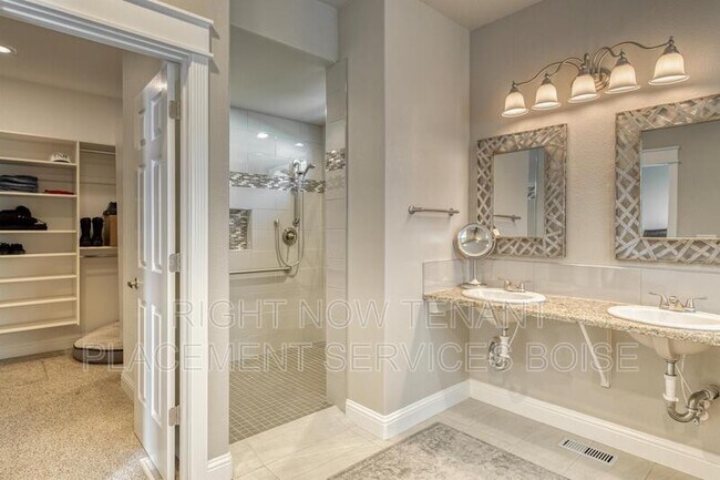 Building Photo - 1646 N Chaucer Way