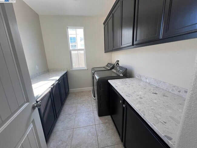 Building Photo - 1695 N Terracina Dr