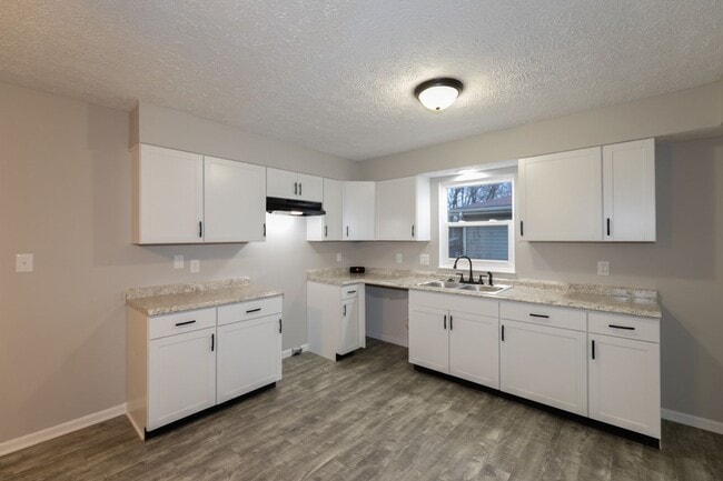 Building Photo - 3 bed 2.5 bath 2 story 2 car attached gara...