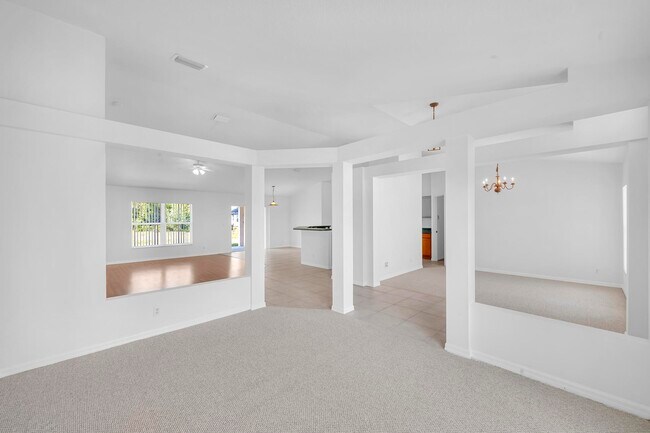 Building Photo - 446 SW S Quick Cir