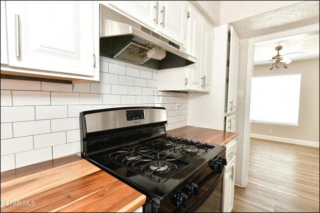 Building Photo - 4749 Tropicana Ave