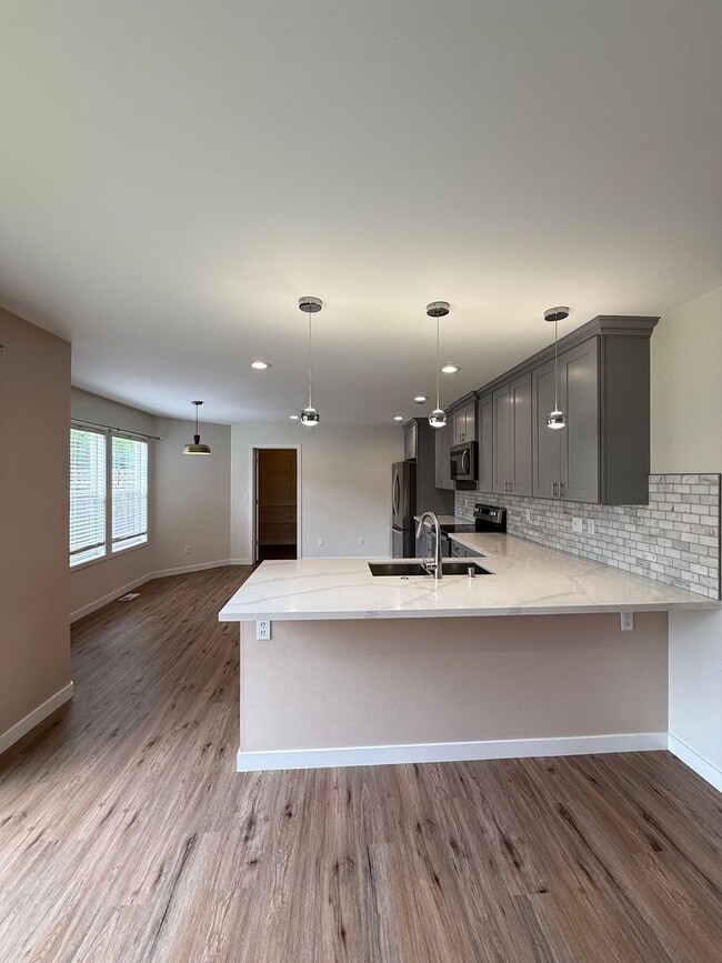 Building Photo - Move in Ready Luxury 4 Bedroom, 2.5 bath h...