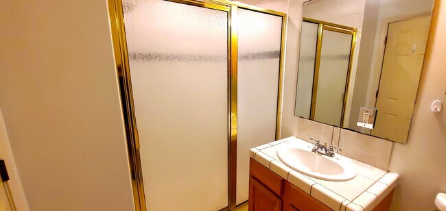 Building Photo - SUPER SPACIOUS 2 Bedroom, 2 Bathroom duple...