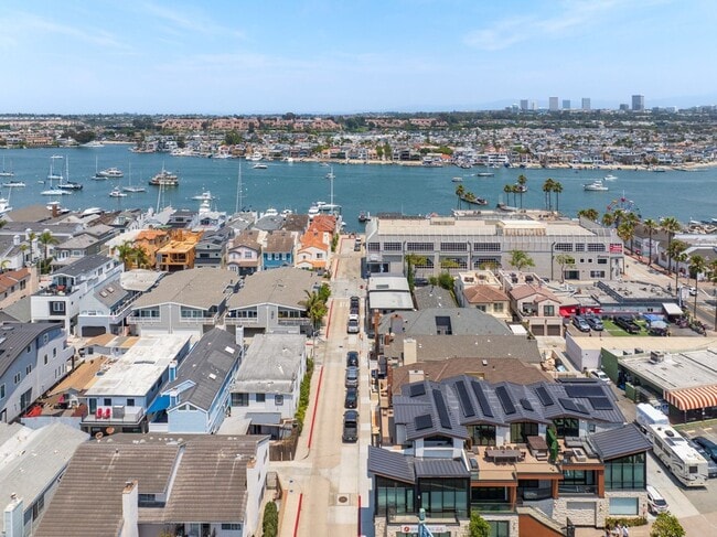 Building Photo - Fully furnished unit at the beach - Newport Beach Balboa Peninsula