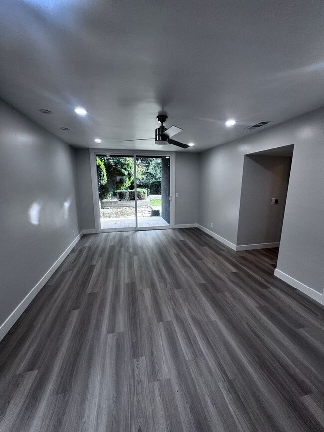 Building Photo - Spacious 3 Bed 2 Bath in Enderle Gardens: ...