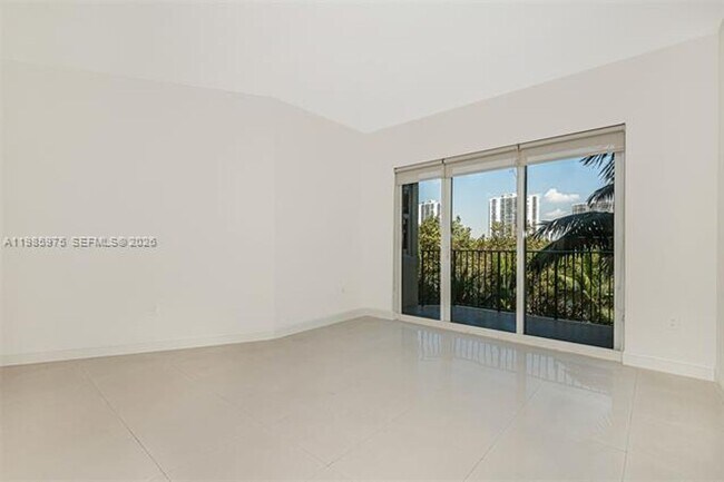 Building Photo - 20000 E Country Club Dr