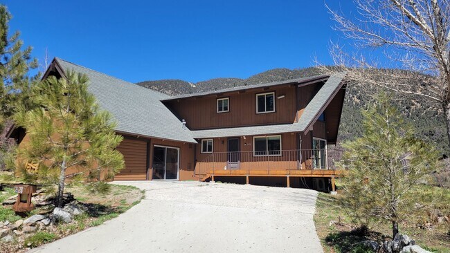 Primary Photo - 4 Bedroom Mountain Home Close to Town!
