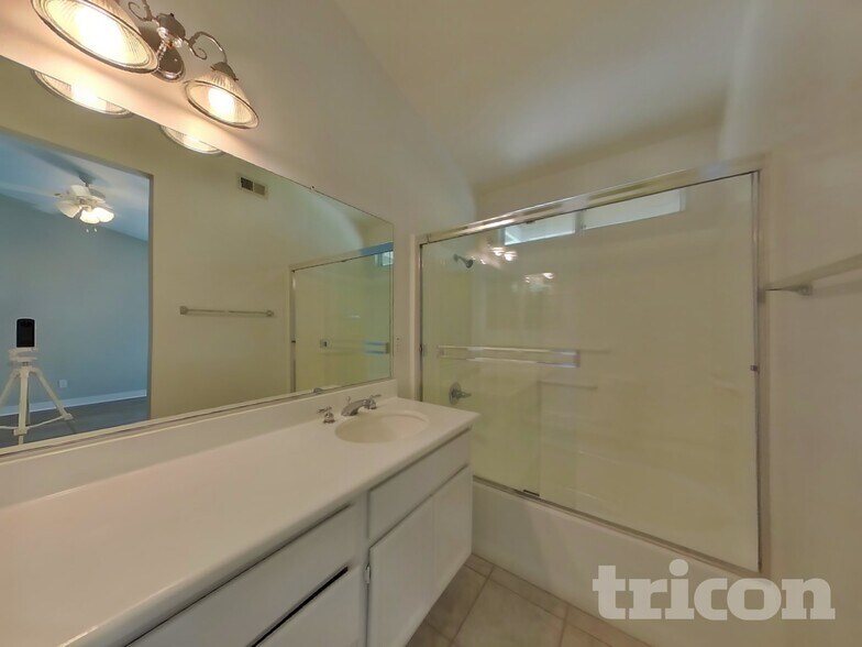 Building Photo - 1346 Woodvale Dr