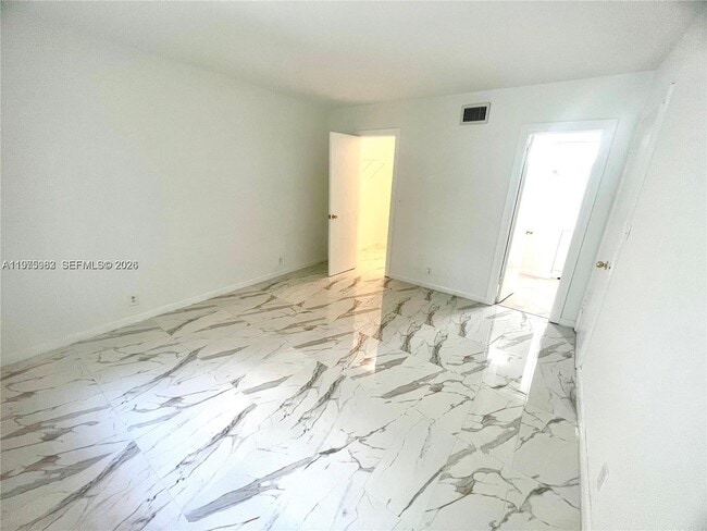 Building Photo - 3115 Oakland Shores Dr