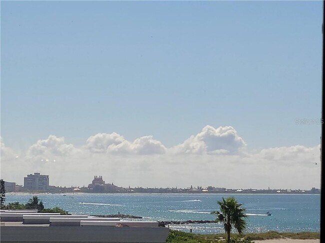 Building Photo - 7650 Bayshore Dr