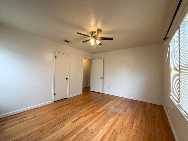 Building Photo - Gorgeous Mid Century Style Located in the Medical District!