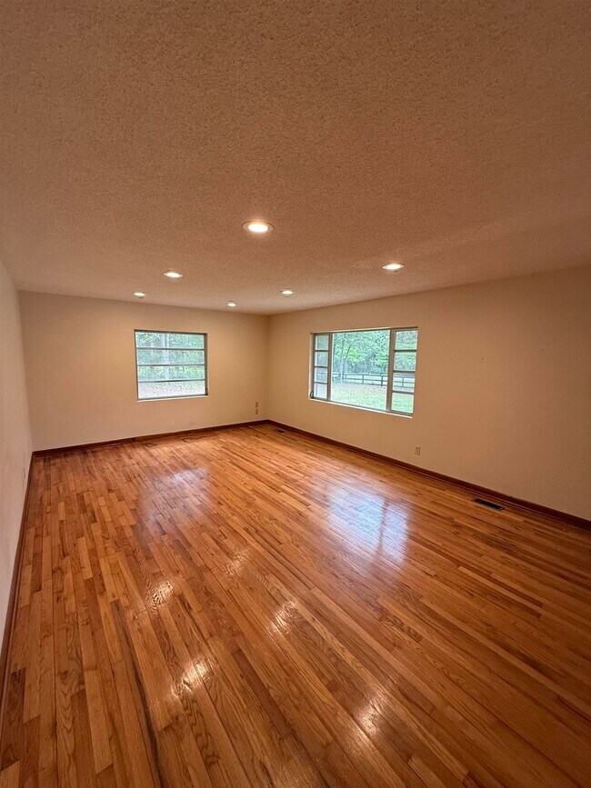 Building Photo - 5525 Springhill Rd