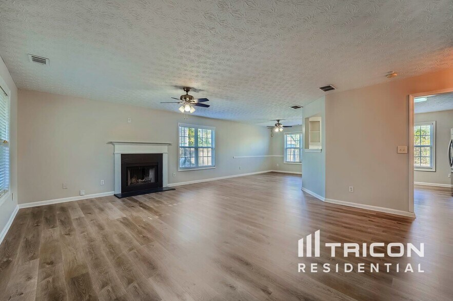 Building Photo - 1504 Riverglen Dr