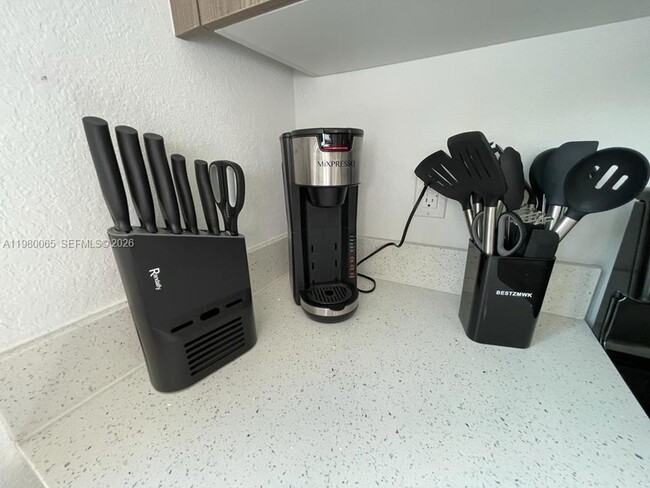 Building Photo - 302 NW 11th Ct