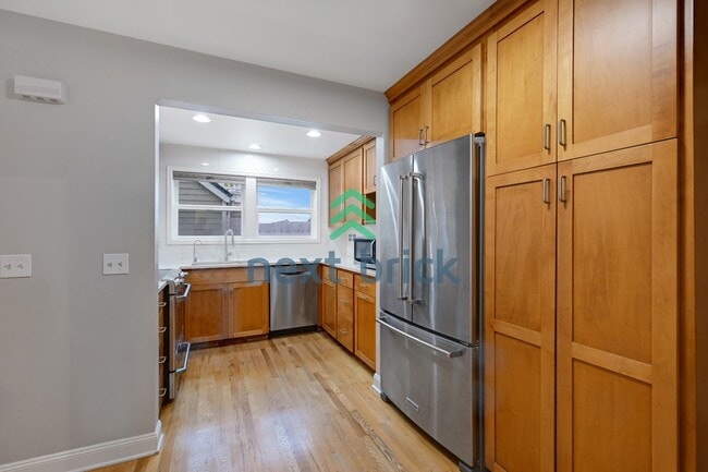 Building Photo - Charming Victorian-style craftsman 3-Bedroom Townhouse with 2.5 Baths – 1610 Sq Ft of Comfortable...