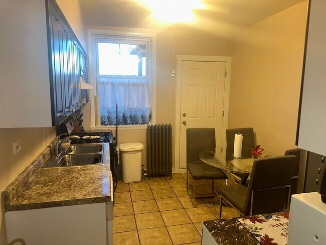 Building Photo - 3752 W Giddings St