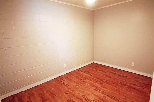 Building Photo - 901 Springdale Rd