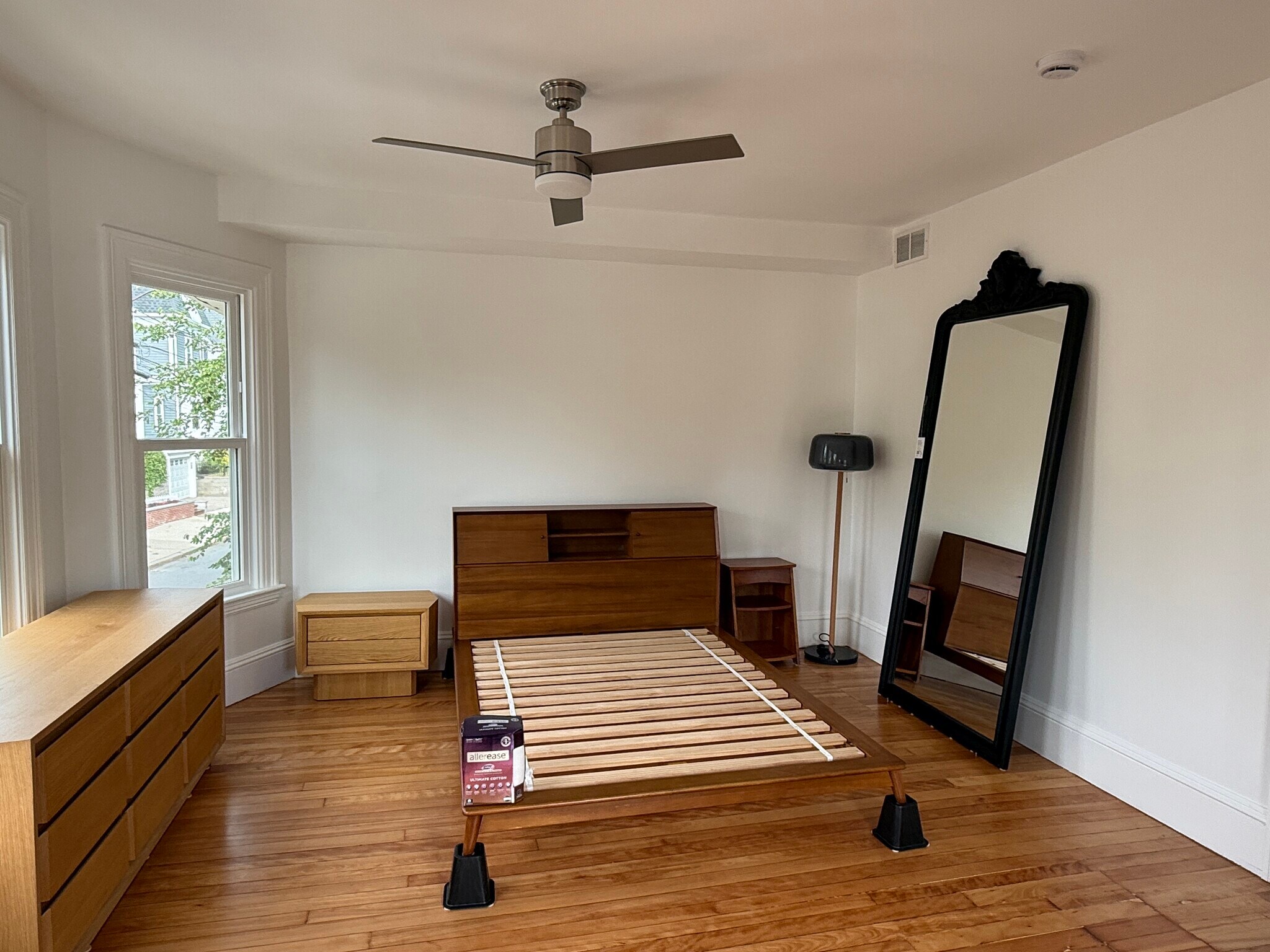 Building Photo - 96 Munroe St