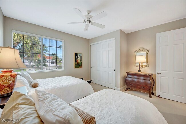 Building Photo - 1004 5th St S