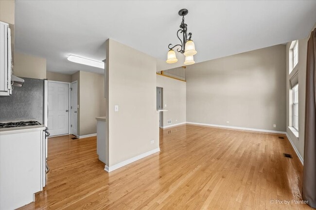 Building Photo - 1058 E Danbury Dr