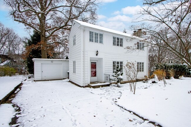 Building Photo - Two bedroom single-family home