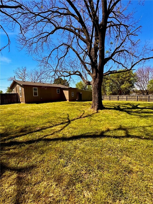 Building Photo - 803 E Greenfield St