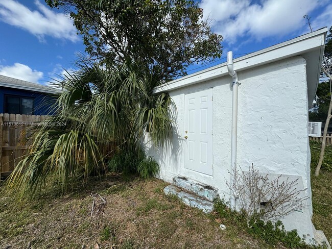 Building Photo - 1909 Windsor Ave