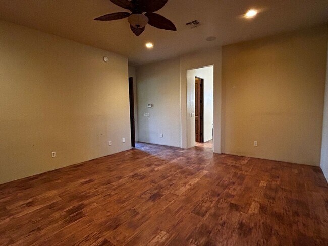 Building Photo - On GOLF COURSE LOT - 3 Bed/3Bath GATED Com...