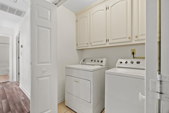 Building Photo - 639 Alberthas Dr