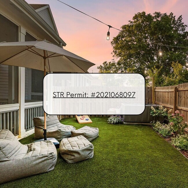 Building Photo - 916 11th Ave N