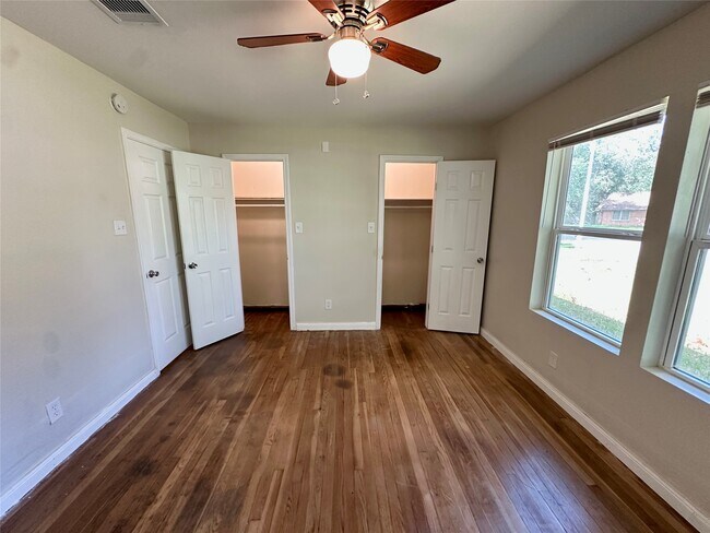 Building Photo - 6 E Southlawn Ave