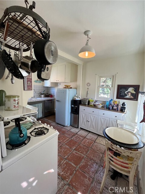 Building Photo - 845 Temple Hills Dr