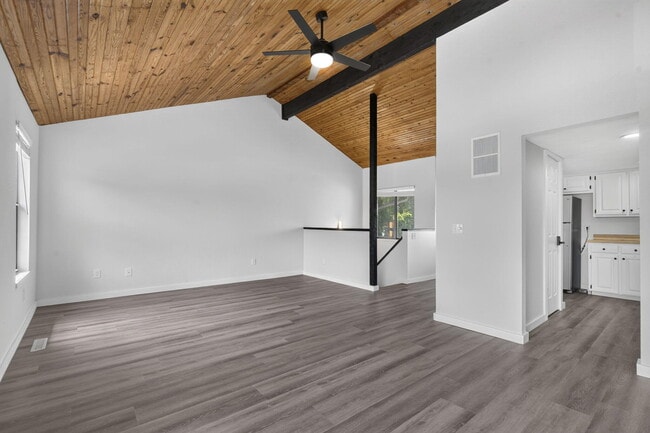 Building Photo - 1030 E Elm St