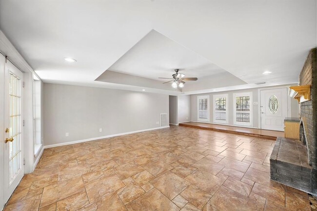 Building Photo - 7710 Antoine Dr