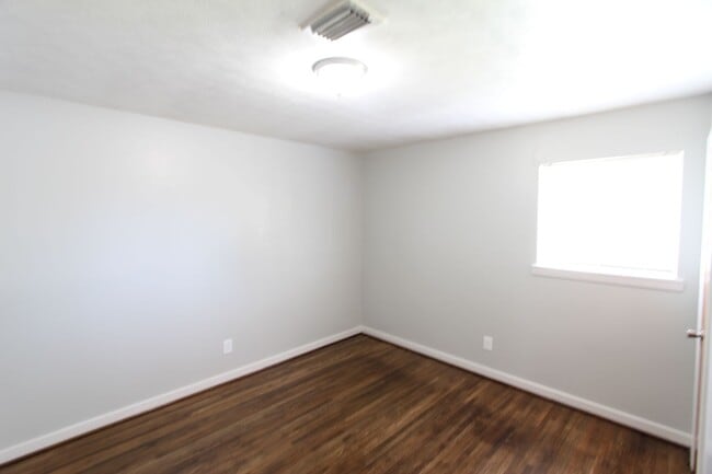 Building Photo - 4BR 2BA New On The Market! Cute! Cute! Cute! Better Hurry To See This One!!