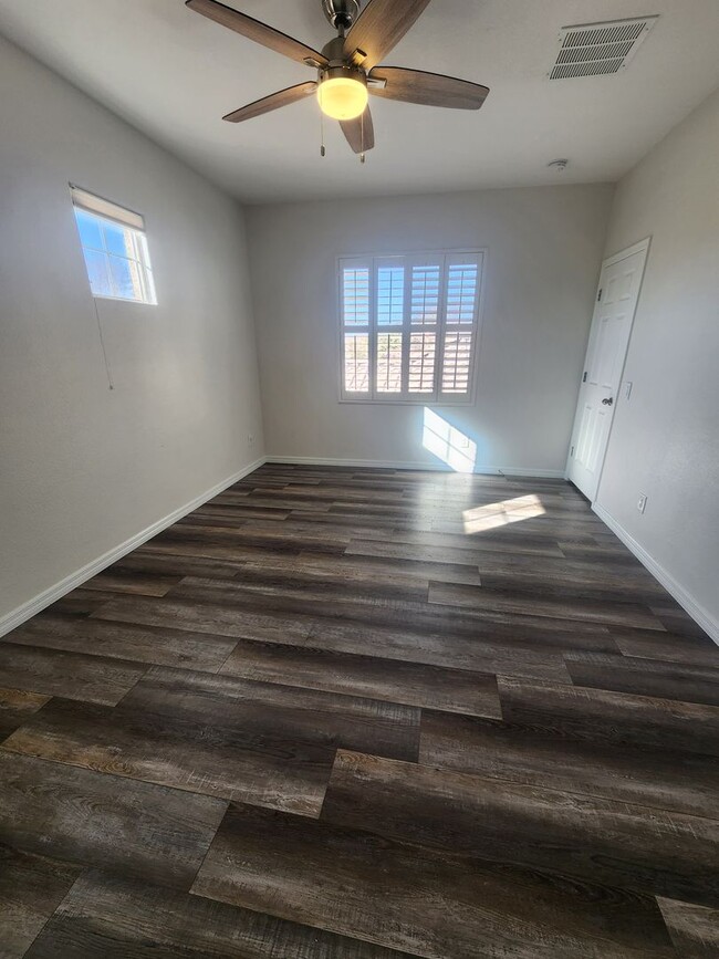 Building Photo - 4 bedroom townhome offers modern comfort i...